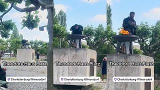Migrant sa pokúša uhasiť pamätník utečencom slinami v Nemecku