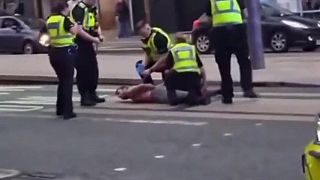 video Škót útočil nožom a sekerou pri mešite na moslimov, päť ľudí zranil