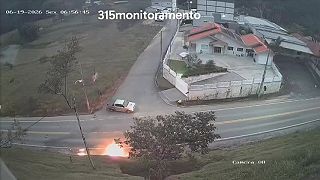 video Vážna nehoda s požiarom na ceste v Brazílii, motorkár v kritickom stave