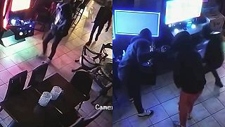 video Zlodeji sa po vlámaní zamerali na výherná automaty, mlátili do nich kladivami