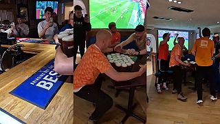 video Holandský fanúšik ukázal svoj um - bez tácky odniesol 26 pív