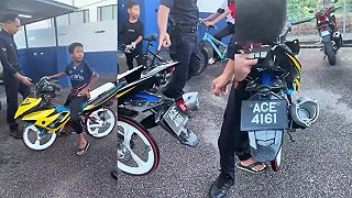 video Malajský chlapec si vytunil bicykel, policajti si mysleli, že má motorku