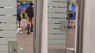 Muž v Taliansku zdemokoval poštovú pobočku a vyhrážal sa zamestnancom
