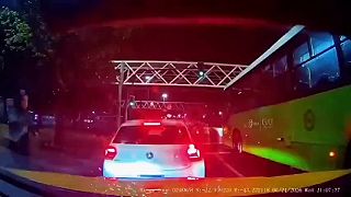 video V Rio de Janeiro sú lúpeže priamo v premávke celkom bežné, rodina zažila hrôzu