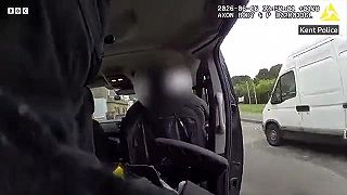 Šofér dodávky pomohol ozbrojeným policajtom zadržať utečúceho podozrivého