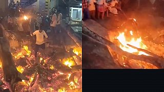 video Muž v Indii počas rituálu stratil rovnováhu, spadol do ohňa a neskôr zomrel