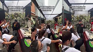 video Na pohreb manžela objednala REGGAETON speváka, aby bola aj nejaká zábava