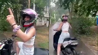 video A pamätaj, hlavne pridaj poriadne plyn! (Frigova dcéra na skútri)