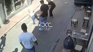 Muža v Istanbule zbili a bodli nožom po obvinení z obťažovania dievčiny