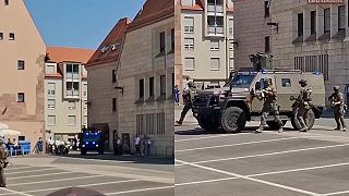 Dramatický pád príslušníka SEK z vojenského vozidla počas ukážky v Norimbergu