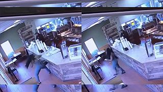 Žena v reštaurácii hádzala poháre do zamestnancov a strhla pokladňu