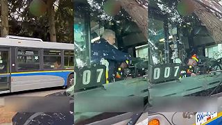 Vodič autobusu v Kanade omdlel a narazil do zaparkovaných áut aj stromu
