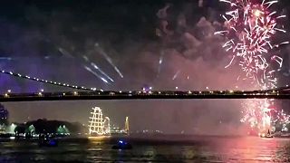 Oslava America250: Davy skandujú USA, na Brooklynskom moste plamene a dym
