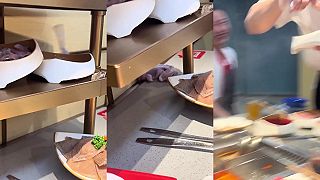 video Čerstvá ázijská kuchyňa, žaba bez hlavy a kože sa vybrala na špacír