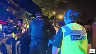 video Brit v sebaobrane omylom udrel policajtku pri zásahu v Birminghame