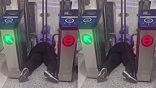 video Žena sa pokúsila prejsť cez závoru v BART bez zaplatenia a uväzla pod ňou