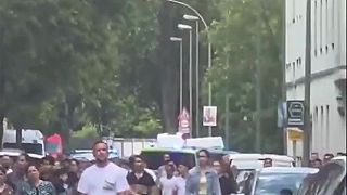 Rozsiahla potýčka migrantov v Duisburgu: Muž zranený palicou, polícia zasahuje
