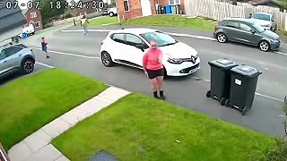 Šokujúce video: Dospelý muž prenasleduje a napáda mladého chlapca