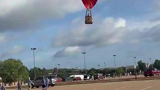 video Teplovzdušný balón sa pri vzlietnutí zrazil so zaparkovaným autom