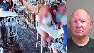 Policajt mimo služby sa v bare pokúsil pobozkať ženu, manžel ho škrtil