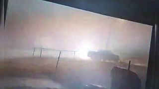 Búrka v Michigane vyvrátila strom na vedenie, iskrenie pripomína scénu z filmu