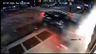 Agresívni vodiči sa zrazili, narazili do chodca a budovy v Brooklyne