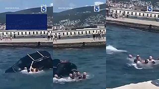 video Talianski kadeti zachránili muža z potápajúceho sa auta v meste Terst