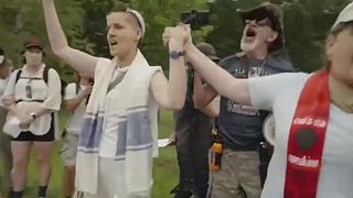 Ozbrojený pro-ICE prívrženec prechádza cez anti-ICE protest v Maine
