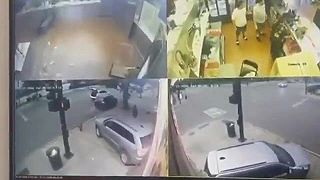 Ukradnutý Jeep narazil do reštaurácie v Chicagu pri pokuse o krádež bankomatu