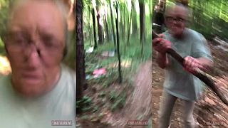 Výstrižky zo seriálu The Walking Dead: potýčka o drogy v lese