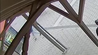 Muž sa pokúša pobodať deti na železničnej stanici v Nemecku