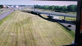 Nákladné auto so zdvihnutou korbou narazilo do mosta v Minnesote