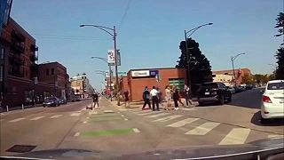 Muž násilne chytí ženu na zemi v Chicagu, zásah okoloidúcich ho donúti k úteku