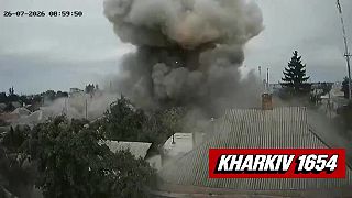 video Ruská raketa zasiahla obytnú zónu v Charkove: jedna mŕtva, deväť zranených