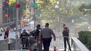 Bývalý vojak zapálil benzín pred federálnou budovou v New Yorku