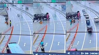 video Nehoda autobusu v Indii: Jeden mŕtvy a 26 zranených po prevrátení vozidla