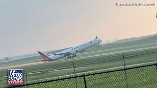 Boeing 777 Kalitta Air sa dotkol dráhy chvostom pri pristátí v Cincinnati