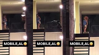 Muž v Alabame si po hodení betónového bloku zranil nohu