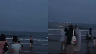 video Čína nasadzuje na plážach v Čching-tao drony, vyháňajú večer z vody ľudí