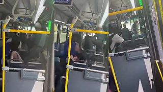 Dvaja muži násilne napadli cestujúceho v autobuse v Chicagu