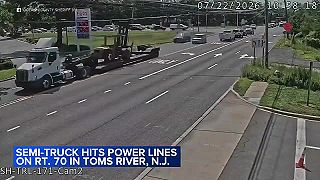 video Kamión vytrhol stĺp elektrického vedenia v New Jersey