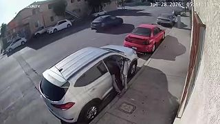 video Muž namieril pušku na zlodeja, ktorý kradol zo susedovho auta