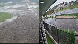 video Tri po sebe nasledujúce nehody na diaľnici v Brazílii kvôli silným dažďom