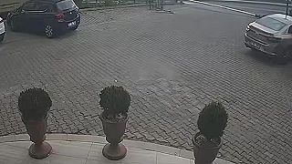 video Žena namiesto brzdy zošliapla plyn, štyri osoby zranené