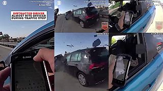 Vodič tesne minul policajta pri kontrole a narazil do auta