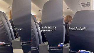 Žena na United Airlines chcela vyhodiť muža z lietadla za kopnutie do sedadla