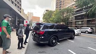 Protestujúci zablokovali vozidlá ICE pred nemocnicou v New Yorku kvôli zranenému