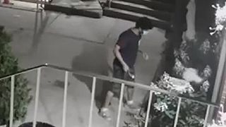 video Muž preskočil plot kostola v New Yorku a rozbil sochu Panny Márie