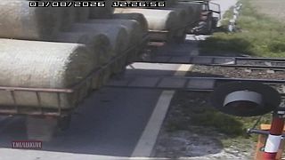 Opitý vodič traktora narazil do vlaku v Poľsku: zničená lokomotíva