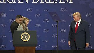 Trump zastavil chlapca pri okraji pódia a žartoval o Bidentom páde